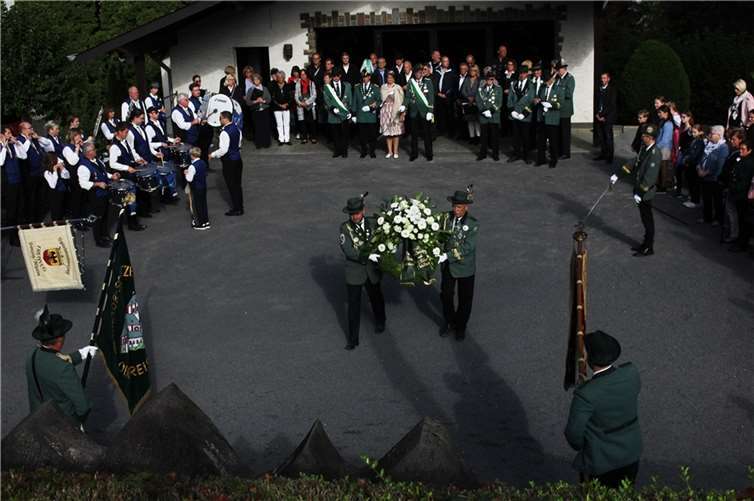 Die St. Viktor-Schützen legten am Ehrenmal ein Kranz zum Gedenken der Gefallenen der beiden Weltkriege nieder. Fotos: WER