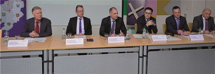 Die Staatsanwälte und Polizeibeamte bei der Pressekonferenz im Koblenzer Polizeipräsidium. Foto: HEP