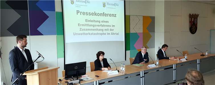 Die Staatsanwaltschaft Koblenz informierte im Rahmen einer Pressekonferenz über die Einleitung von Ermittlungsverfahren gegen zwei Männer mit dem Anfangsverdacht der fahrlössigen Tötung und fahrlässigen Körperverletzung durch Unterlassen im Amt. Fotos: KH