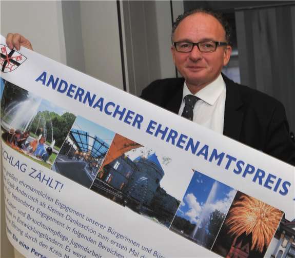 Die Stadt Andernach mit Oberbürgermeister Achim Hütten an der Spitze vergibt zum dritten mal den Ehrenamtspreis. Vorschläge können noch bis zum 31. März eingereicht werden.Stadt Andernach/Maurer