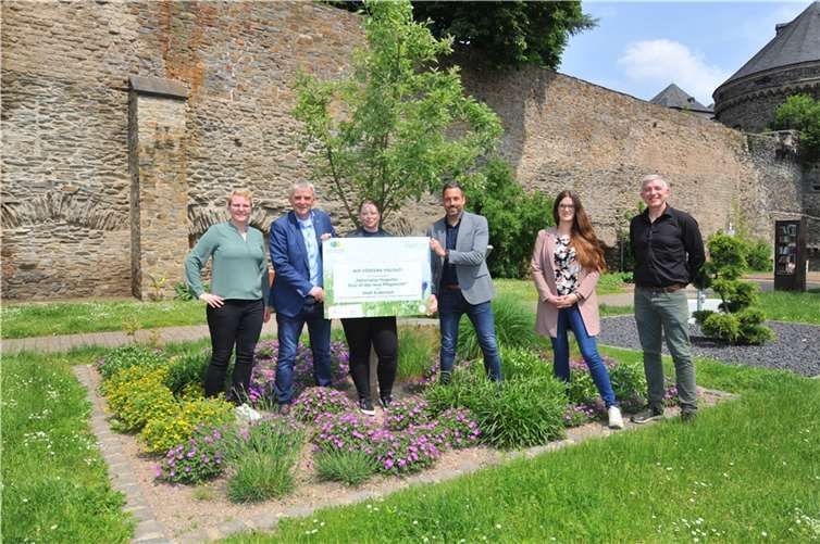 Die Stadt Andernach wurde für die Projektidee „Naturnahe Vorgärten – Grün ist das neue Pflegeleicht“ im Wettbewerb „Naturstadt – Kommunen schaffen Vielfalt“ ausgezeichnet. Jetzt hat die Projektleiterin Claudia Hilmer (3. von links) das Vorgartenmodell gewürdigt und ein Auszeichnungsschild an Oberbürgermeister Christian Greiner (3. von rechts), Bürgermeister Claus Peitz (2. von links), der Leiterin des Sachgebiets Umwelt und Nachhaltigkeit, Anneli Karlsson (links) sowie an Klimaschutzmanagerin Mona Maar und Jan Hild, der das Projekt ebenfalls mit umgesetzt hat. Foto: Stadt Andernach/Maurer