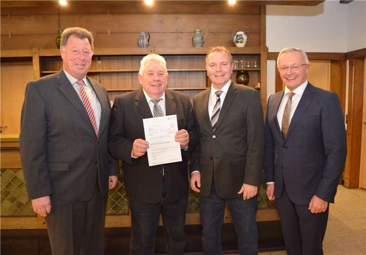 Die Stadt Dierdorf erhielt einen Bewilligungsbescheid über 55.000 Euro aus dem Dorferneuerungsprogramm des Landes Rheinland-Pfalz. Das Geld soll der Sanierung und Neugestaltung des alten Spritzenhauses im Stadtteil Giershofen dienen. Landrat Achim Hallerbach (rechts) überbrachte den Bescheid. Mit ihm freuen sich (v.l.n.r.): Horst Rasbach, Bürgermeister der Verbandsgemeinde Dierdorf, Ortsvorsteher Wilfried Ehrenstein und Stadtbürgermeister Thomas Vis.Foto: privat