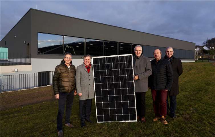 Die Stadt Koblenz und die evm errichten auf dem Dach der Sporthalle auf dem Asterstein eine Photovoltaikanlage, die zukünftig bis zu 285.000 kWh Strom für das Schul- und Sportzentrum erzeugt. Quelle: evm/Ditscher