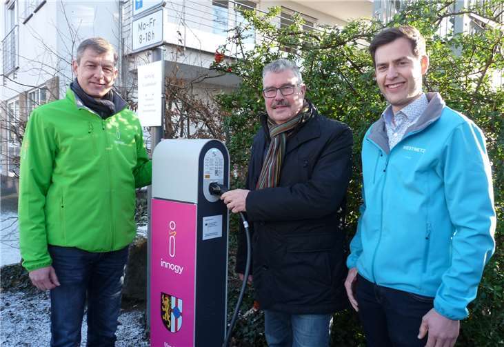 Die Stadt Mendig freut sich über eine neue Ladesäule für Elektroautos von innogy: Bei der Übergabe am Marktplatz (v. l.) Kommunalbetreuer Michael Dötsch von innogy, Stadtbürgermeister Hans Peter Ammel und Netzplaner Axel Münnich von Westnetz. FRE