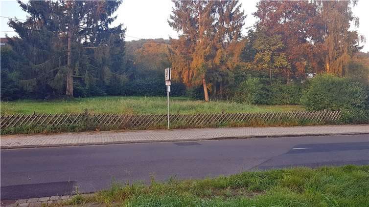 Hitzige Diskussionen im Vereinshaus Die Stadt Mülheim-Kärlich stellt der Verbandsgemeinde zur Bebauung ein rund 1.000 qm großes Grundstück zwischen dem Schützenplatz und dem Beginn der Wohnbebauung zur Verfügung. Derzeit ist das Grundstück noch von einem Jägerzaun umfasst.