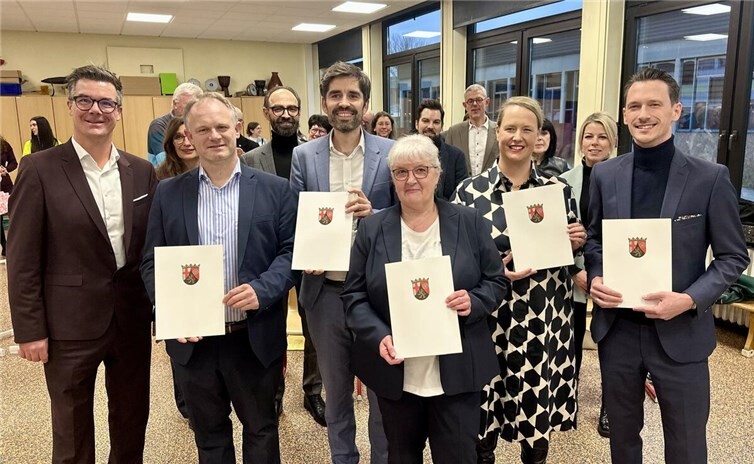 Die Stadt Neuwied und das rheinland-pfälzische Bildungsministerium richten an der Marienschule, der Geschwister-Scholl-Schule und der Sonnenlandschule sogenannte Familiengrundschulzentren ein. Oberbürgermeister Jan Einig und Bildungsminister Sven Teuber haben eine entsprechende Kooperationsvereinbarung unterzeichnet und damit den gemeinsamen Prozess, Schule stärker als Lebens-, Lern- und Begegnungsort im Sozialraum zu verankern, offiziell gestartet. Foto: Stadtverwaltung Neuwied
