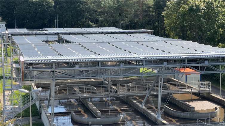 Die Stadt Neuwied und ihre Töchterunternehmen haben sich in Sachen Klimaschutz schon lange auf den Weg gemacht. Mit dem neuen Klimaschutzkonzept soll zielgerichteter vorangegangen werden. Das Bild zeigt die mit dem „Deutschen Solarpreis“ ausgezeichnete Faltdach-Fotovoltaikanlage der Servicebetriebe (SBN) über der Neuwieder Kläranlage.  Foto: SBN / Dennis Steinhardt