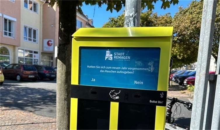 Die Stadt Remagen hofft, auf diese ungewöhnliche Weise mehr Raucherinnen und Raucher zu motivieren, ihre Zigarettenkippen nicht achtlos auf die Straße zu werfen.  Foto: Marc Bors