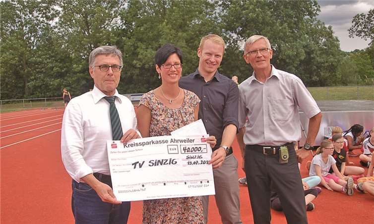 Die Stadt Sinzig steuerte einen Scheck über 40.000 Euro bei.