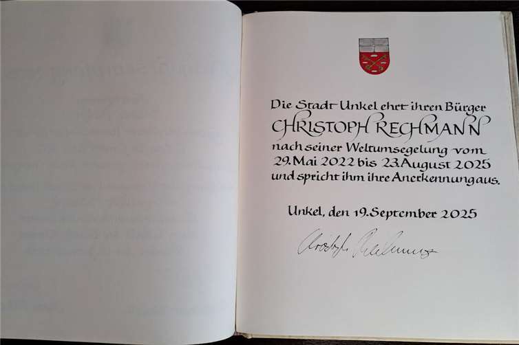 Die Stadt Unkel hat ihren Bürger Christoph Rechmann mit einem Eintrag in das Goldene Buch geehrt.Foto: Anna Mußhoff