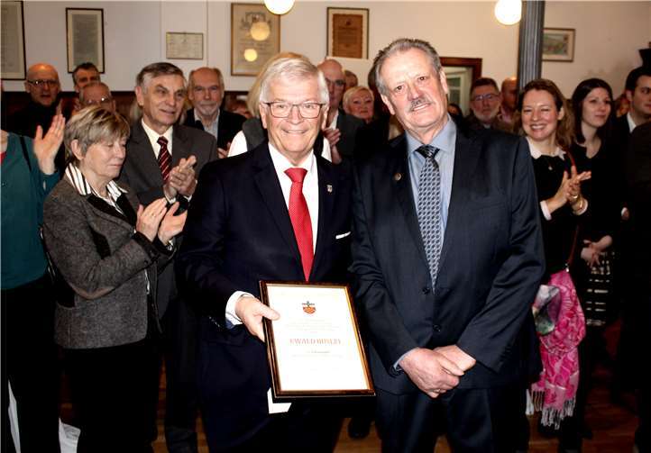 Die Stadt Unkel hatte zum Neujahrsempfang eingeladen, in dessen Mittelpunkt die Verleihung der Ehrennadel an Ewald Buslei stand. Fotos: DL