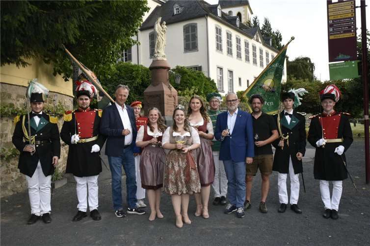 Die Stadt Unkel präsentiert die neuen Unkeler Weinmajestäten an der Unkeler Mariensäule. Begleitet wird das Weintrio von den Junggesellenvereinen Unkel und Scheuren.Fotos: Kulturstadt Unkel/Simone Schwamborn