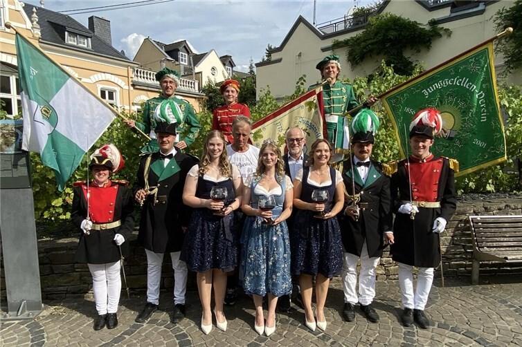 Die Stadt Unkel und die Abordnungen der Junggellenvereine präsentieren die neuen Majestäten: Saskia II. mit Shannon Rasch und Denise Geilen. 