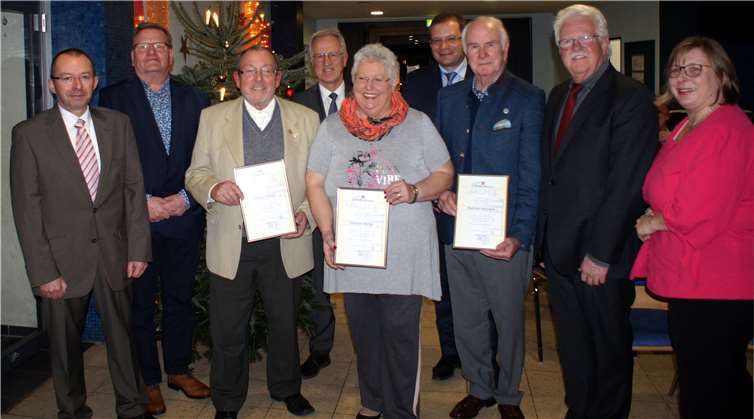 Die Stadt Weißenthurm würdigte im Rahmen des Ehrenamtstages das Engagement verdienter Mitbürger. Fotos: KH