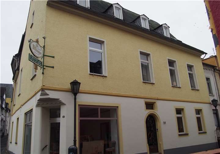 Die Stadt hat das ehemalige Hotel gekauft , das Platz für etwa 40 Menschen bietet. -UBU-