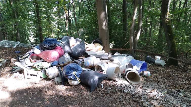 Die Stadt muss sich – wie hier am Silberberg – häufiger um illegalen Müll kümmern.  Fotos: Stadt Bad Neuenahr-Ahrweiler