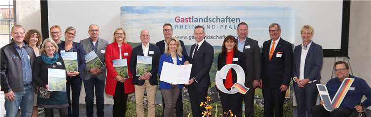 Die StadtGalerie Neuwied wurde in der Sayner Hütte mit dem Siegel „Reisen für Alle“ ausgezeichnet. Die Urkunde überreichte der rheinland-pfälzische Wirtschaftsminister Dr. Volker Wissing, für die Galerie nahm sie Benita Roos (7. von links) entgegen.Copyright: Godehard Juraschek/RPT