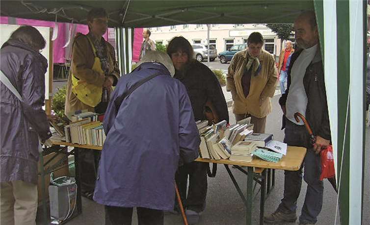 Die Stadtbücherei Adenau verkaufte auf dem Heimatfest viele gespendete und aussortierte Bücher. Privat