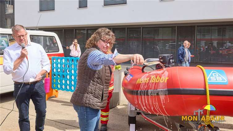 Die Stadtbürgermeisterin Melanie Leicher tauft das neue Rettungsboot „Mons Tabor“.