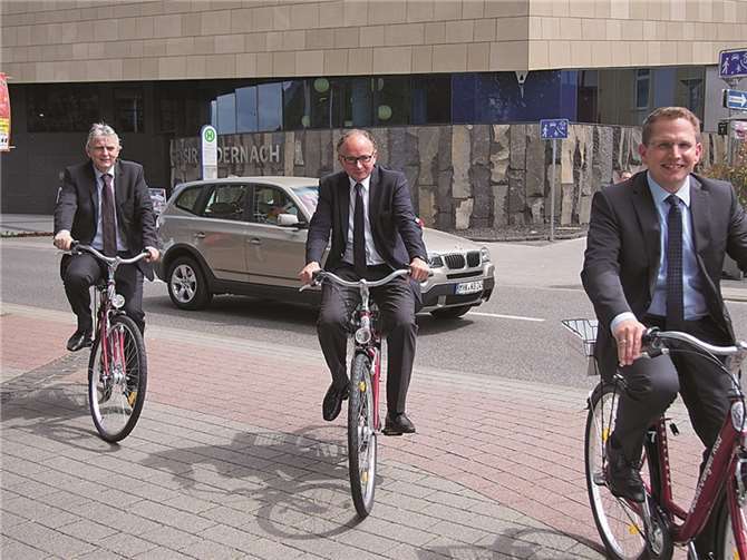 Die Stadtchefs, Oberbürgermeister Achim Hütten und Bürgermeister Claus Peitz, sowie Klaus Hillesheim, Leiter des Technischen Bauamts, auf Jungfernfahrt mit dem Andernacher „BäckerJungen Rad“.