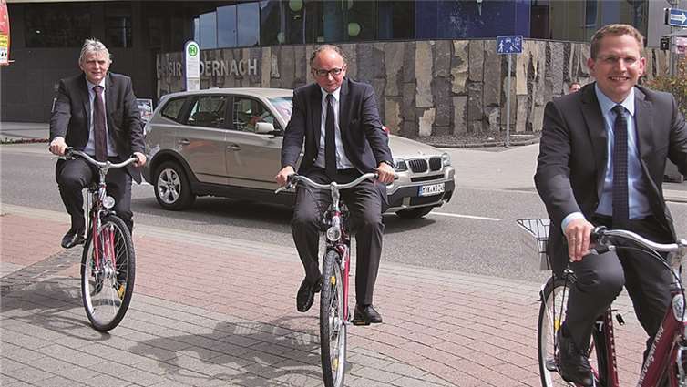 Die Stadtchefs, Oberbürgermeister Achim Hütten und Bürgermeister Claus Peitz, sowie Klaus Hillesheim, Leiter des Technischen Bauamts, auf Jungfernfahrt mit dem Andernacher „BäckerJungen Rad“.