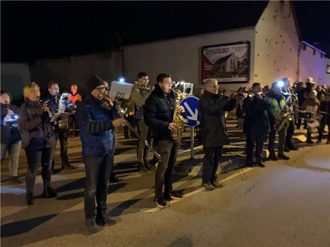 Die Stadtkapelle Münstermaifeld beim Adventsmarkt.