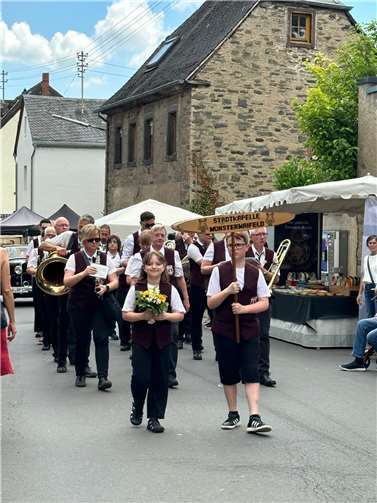 Die Stadtkapelle Münstermaifeld führte hinter dem noch amtierenden Bürgermeister und der zukünftigen Bürgermeisterin von Mertloch den Festzug an.  Foto: privat