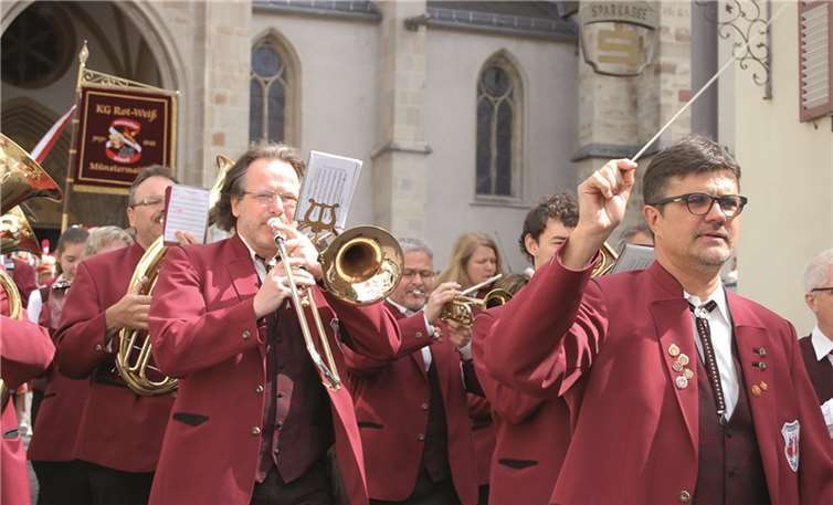 Karneval im Mai für einen Tag Die Stadtkapelle Münstermaifeld mit Dirigent Manfred Höger (re.) führte den Umzug von der Stiftskirche zur Stadthalle an.