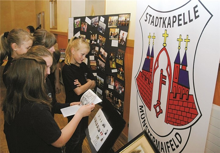 Die Stadtkapelle Münstermaifeld präsentierte historische Bilder und Auszeichnungen.