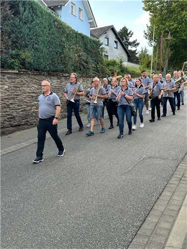 Die Stadtkapelle begleitet musikalisch den Kirmesbaum.