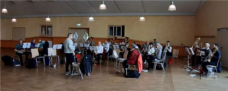 Die Stadtkapelle hat viele neue Musikstücke zu proben.  Foto: privat