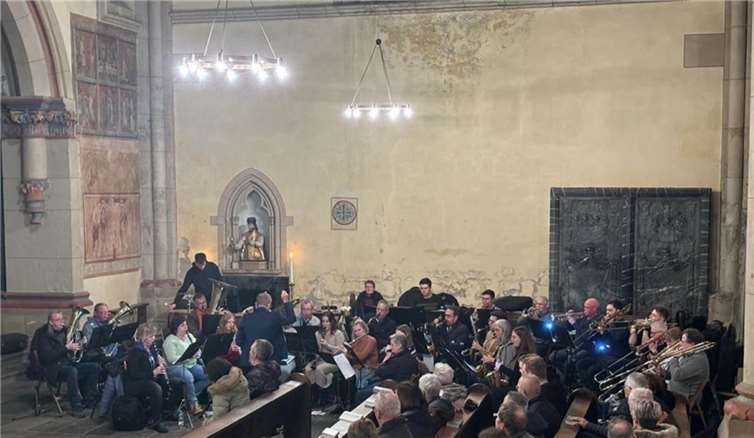 Die Stadtkapelle lieferte den musikalischen Rahmen für die Christmette.  Foto: privat