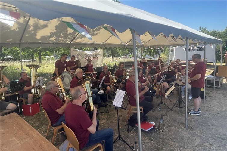 Die Stadtkapelle sorgte beim  Kirmessonntag in Wolken erstmals für den musikalischen Rahmen des traditionellen Kirmesfrühschoppens. 