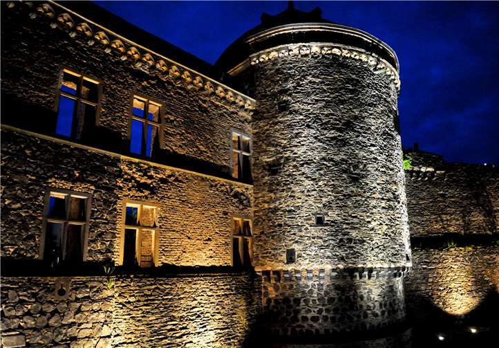 Die Stadtmauer im Bereich Tiefgarage bis Koblenzer Tor, die Stadtburg und der Alte Krahnen werden künftig mit LED-Strahlern beleuchtet. Durch die neuen Leuchten wird ein CO2-Ausstoß von 317 Tonnen vermieden. Außerdem verbrauchen sie 79 Prozent weniger Strom als die bisherigen Leuchten. Foto: Stadt Andernach/Maurer