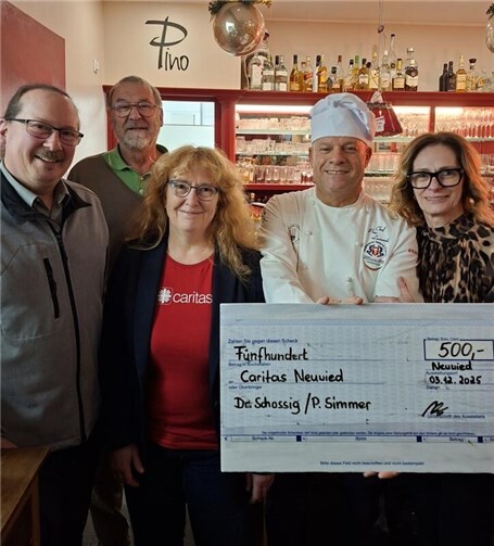 Die Stadträte Patrick Simmer und Dr. Christoph Schossig unterstützen auch dieses Jahr die karitative Veranstaltung im Restaurant „Pino Italia“ und haben ihre Sitzungsgelder der Caritas gespendet. Foto: privat