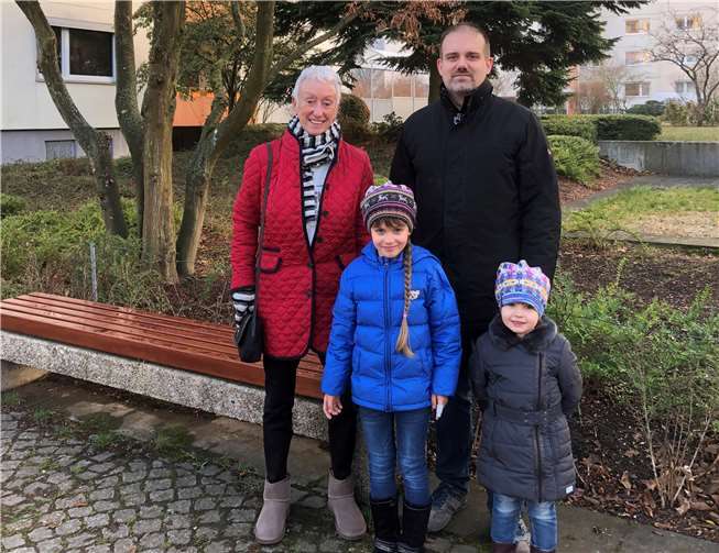 Die Stadtratskandidaten Marius Jakob und Monika Artz freuen sich über die erneuerten Sitzbänke.privat