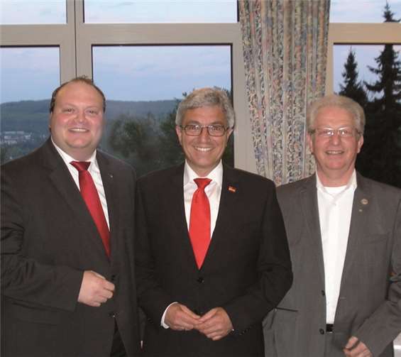 Die Stadtratskandidaten Thorsten Schneider (l.) und Manfred Bastian (r.) freuen sich über den Besuch von Innenminister Roger Lewentz.  privat