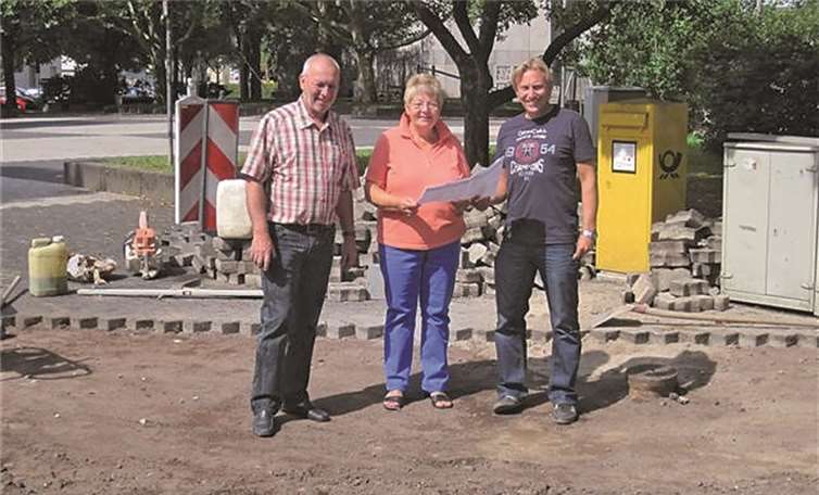 Die Stadtratsmitglieder Anne Schumann-Dreyer und Herbert Bocklet nahmen die baulichen Veränderungen am Oberbergplatz in Augenschein. privat