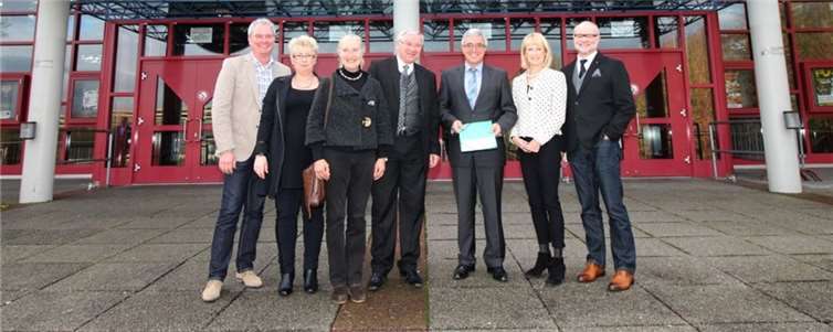 Die Stadtratsmitglieder Thomas Kirsch, Marion Lipinski-Naumann und Monika Sauer, OB Hofmann-Göttig, Innenminister Lewentz, Bürgermeisterin Marie-Theres Hammes-Rosenstein sowie Stadtrat Fritz Naumann.