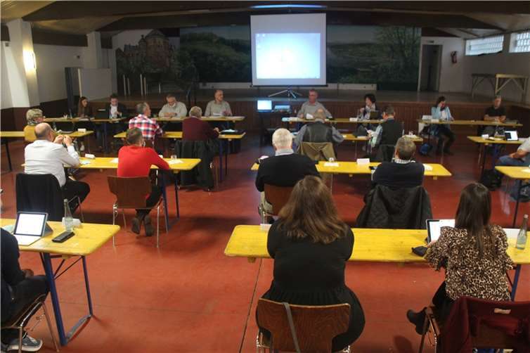 Die Stadtratssitzung vom 22. Oktober fand wegen der Abstandsregelungen wieder in der Jahnhalle statt. Fotos: KMI