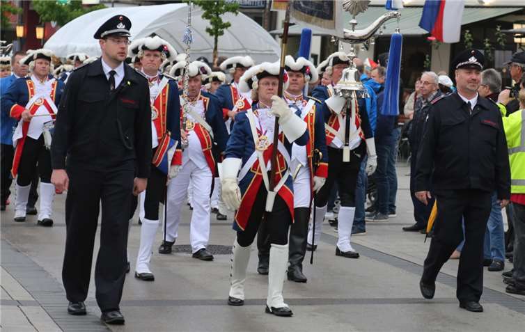 Die Stadtsoldaten Meckenheim zogen auf zum Großen Zapfenstreich.