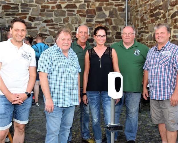 Die Stadtsoldaten Rheinbach freuten sich über den Besuch Meckenheim. Mit dabei die Medienberaterin von BLICK aktuell, Maria Sesterheim. V.l.: Sven Schnieber, Friedel Grohs (Prinzengarde Meckenheim), Wilfried Eichen, Maria Setsterheim (BLICK aktuell) Willi Hohn (Stadtsoldaten Rheinbach) Peter Klee (Stadtsoldaten Meckenheim). Foto: Eich