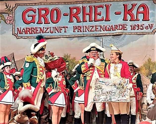 Die Stadtsoldaten Rheinbach gratulierten der Gro-Rhei-Ka (v.l.) Wilfried Eichen Literat, Willi Hohn Vorsitzender, Astrid Fassbender Präsidentin der Gro-Rhei-Ka.
