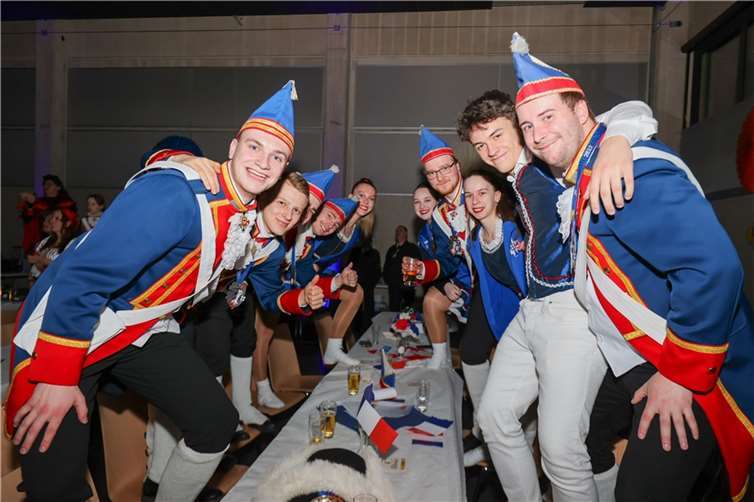 Die Stadtsoldaten feierten auf den Stühlen stehend.