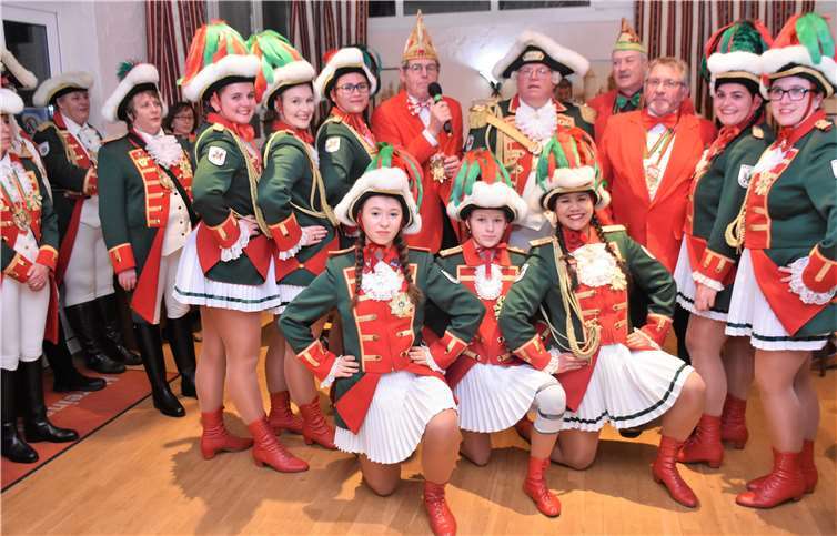 Die Stadtsoldaten mit ihrer Tanzgarde statteten dem Brauchtumsverein einen Besuch ab. Fotos: EICH