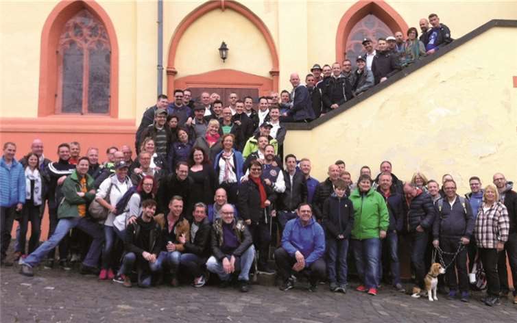 Die Stadtsoldaten und die Kameraden aus Köln an der St. Martin Kirche. privat