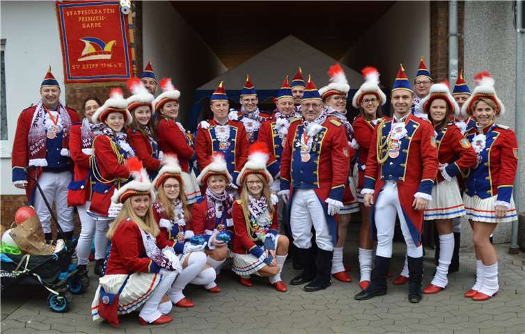 Die Stadtsoldaten/Prinzengarde Kripp begrüßte zahlreiche Kripper Jecken zu ihrem Biwak.