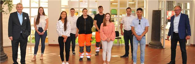 Die Stadtspitze begrüßte die neuen Auszubildenden. Auf dem Foto zu sehen sind (von links) Bürgermeister Claus Peitz, Laura Haupt, Lara Krebs (beide Verwaltungsfachangestellte), Marvin Esper (Kaufmann für Büromanagement), Dorina Gerber, Jan Esser (beide Gärtner), Jugend- und Auszubildendenvertreterin Jessica Jungmann, Ausbildungsleiter Holger Krämer, Felipe Treppmann (Fachangestellter für Bäderbetriebe) und Oberbürgermeister Achim Hütten.Foto: Stadt Andernach/Maurer