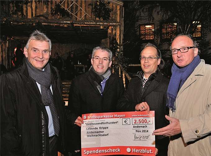 Die Stadtspitze freut sich über die Unterstützung der Kreissparkasse Mayen zugunsten der Lebenden Krippe.Stadt Andernach/Maurer