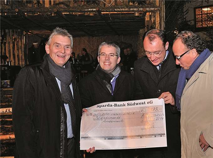 Die Stadtspitze um Oberbürgermeister Achim Hütten freut sich über die Unterstützung der Sparda-Bank zugunsten der Lebenden Krippe.Stadt Andernach/Maurer